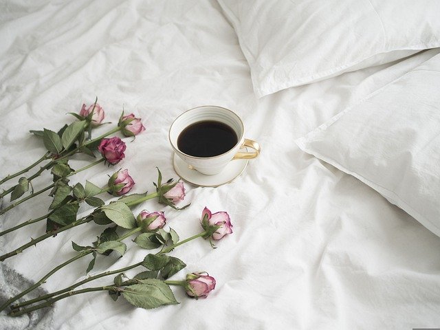 růže a káva v posteli